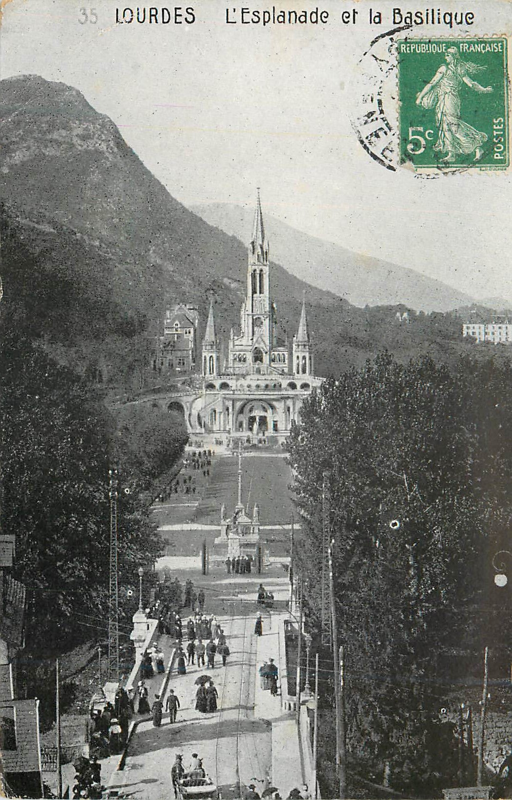CPA Lourdes L Espalanade et la Basilique