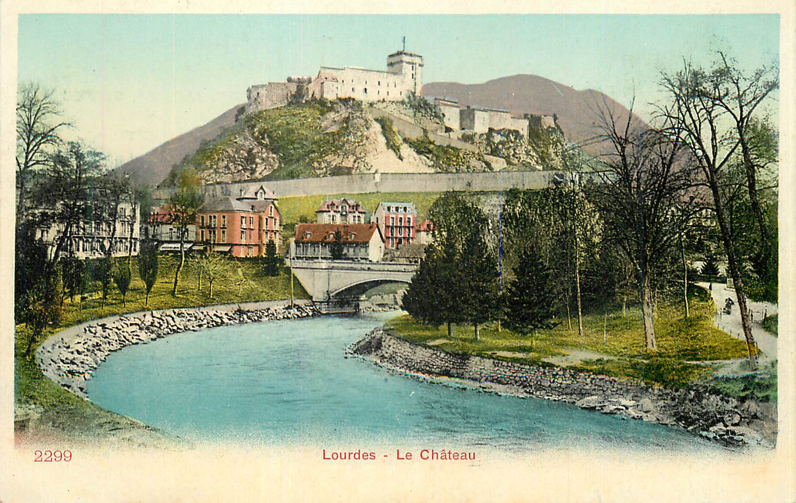 Lourdes - Le Château — vue du château sur la colline avec le pont et les bâtiments en contrebas