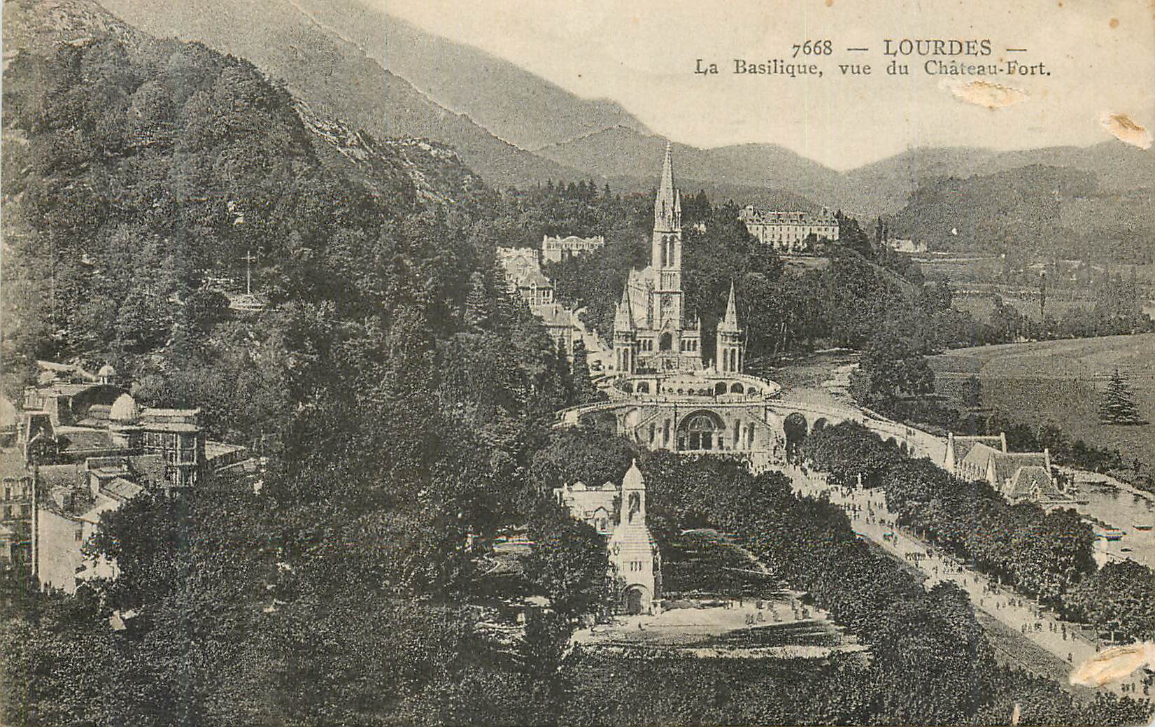 CPA Lourdes La Basilique vue du Chateau Fort