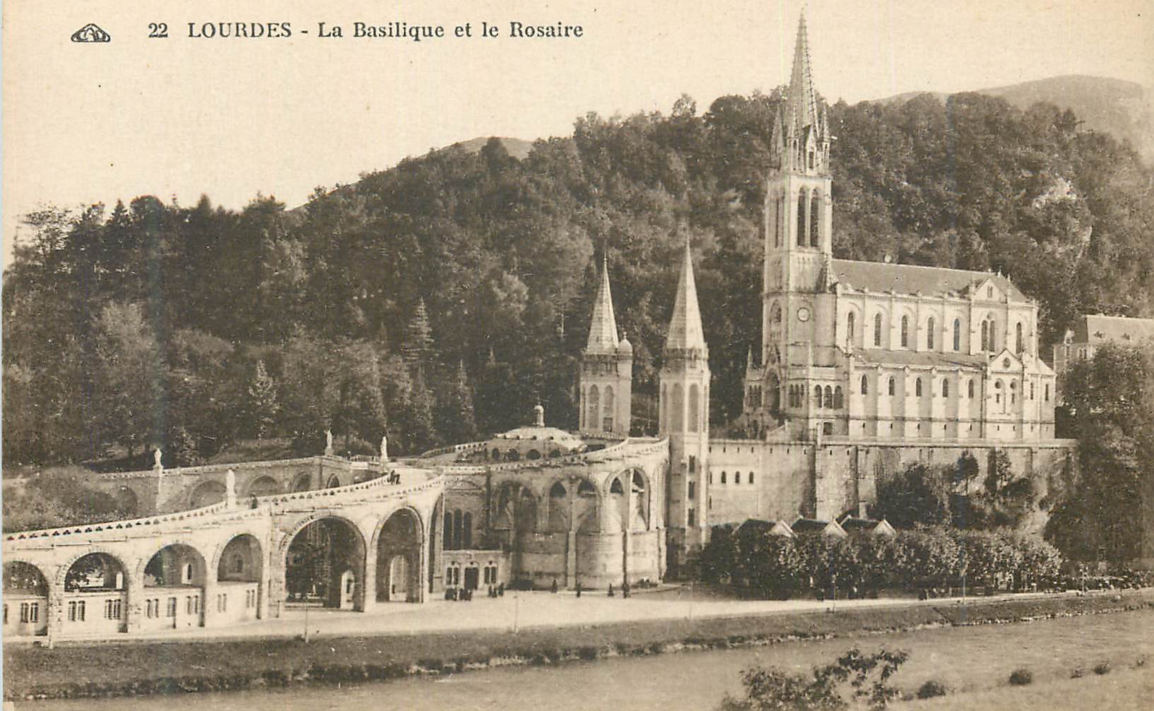 CPA Lourdes La Basilique et le Rosaire