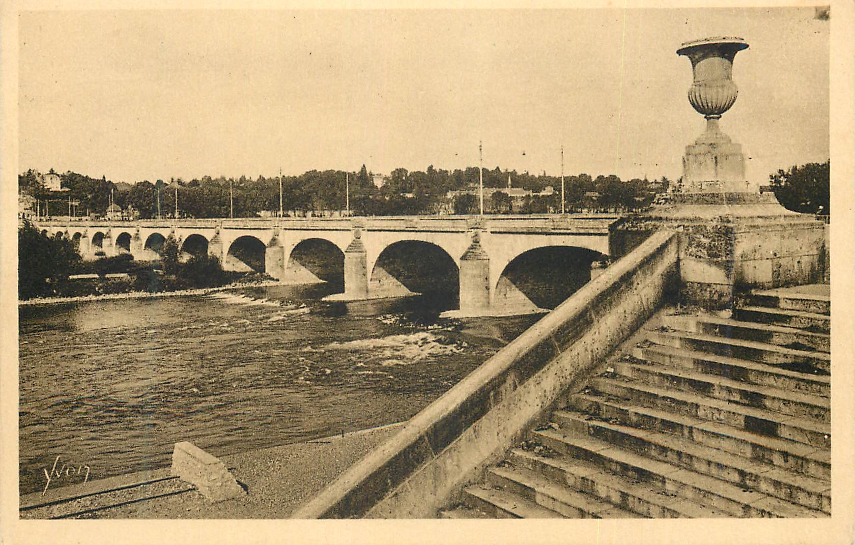 CPA La Douce France Tours Indre et Loire Le Pont de Pierre xviii siecle