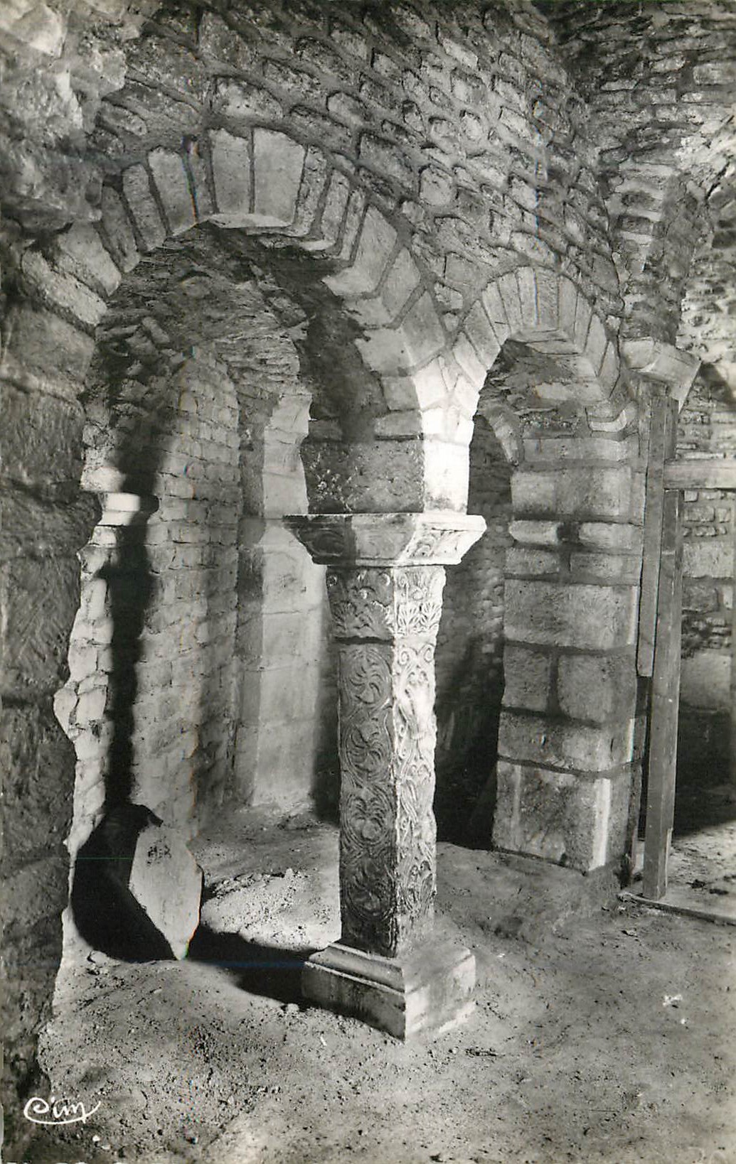Crypte de l'abbaye de Saint-Évroult — vue intérieure — Éditeur C. Lévy, n° 123