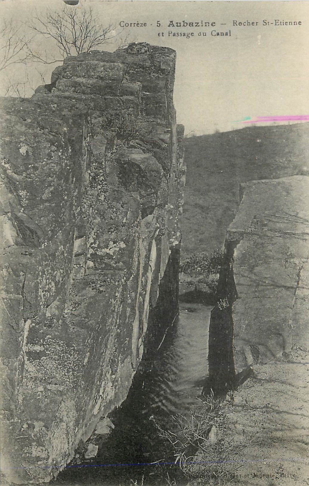 CPA Correze Aubazine Rocher St Etienne et Passage du Canal