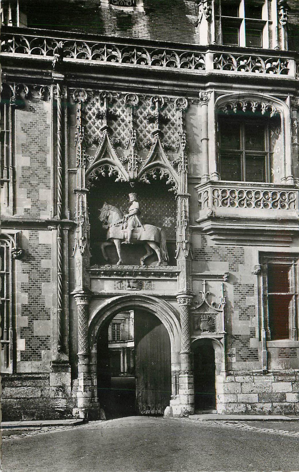 CPM Le Chateau de Blois L Entree du Chateau Statue equestre de Louis XII