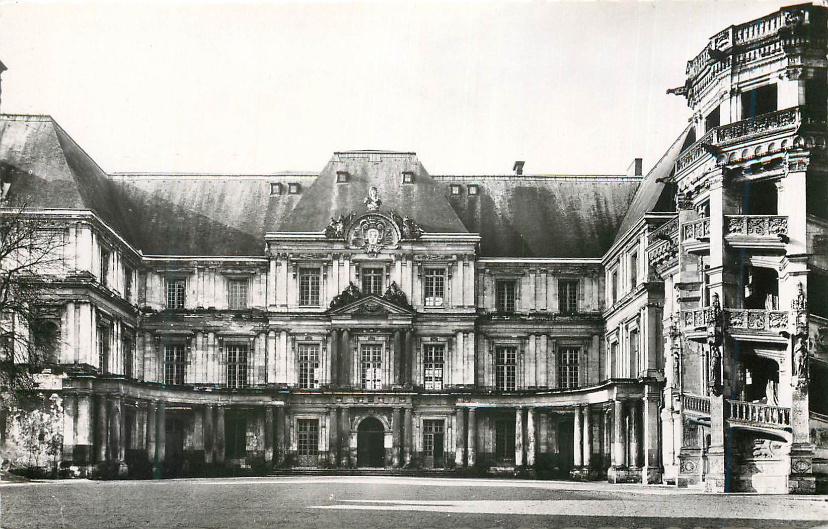 CPM Le Chateau de Blois L Aile Gaston d Orleans et le Grand Escalier