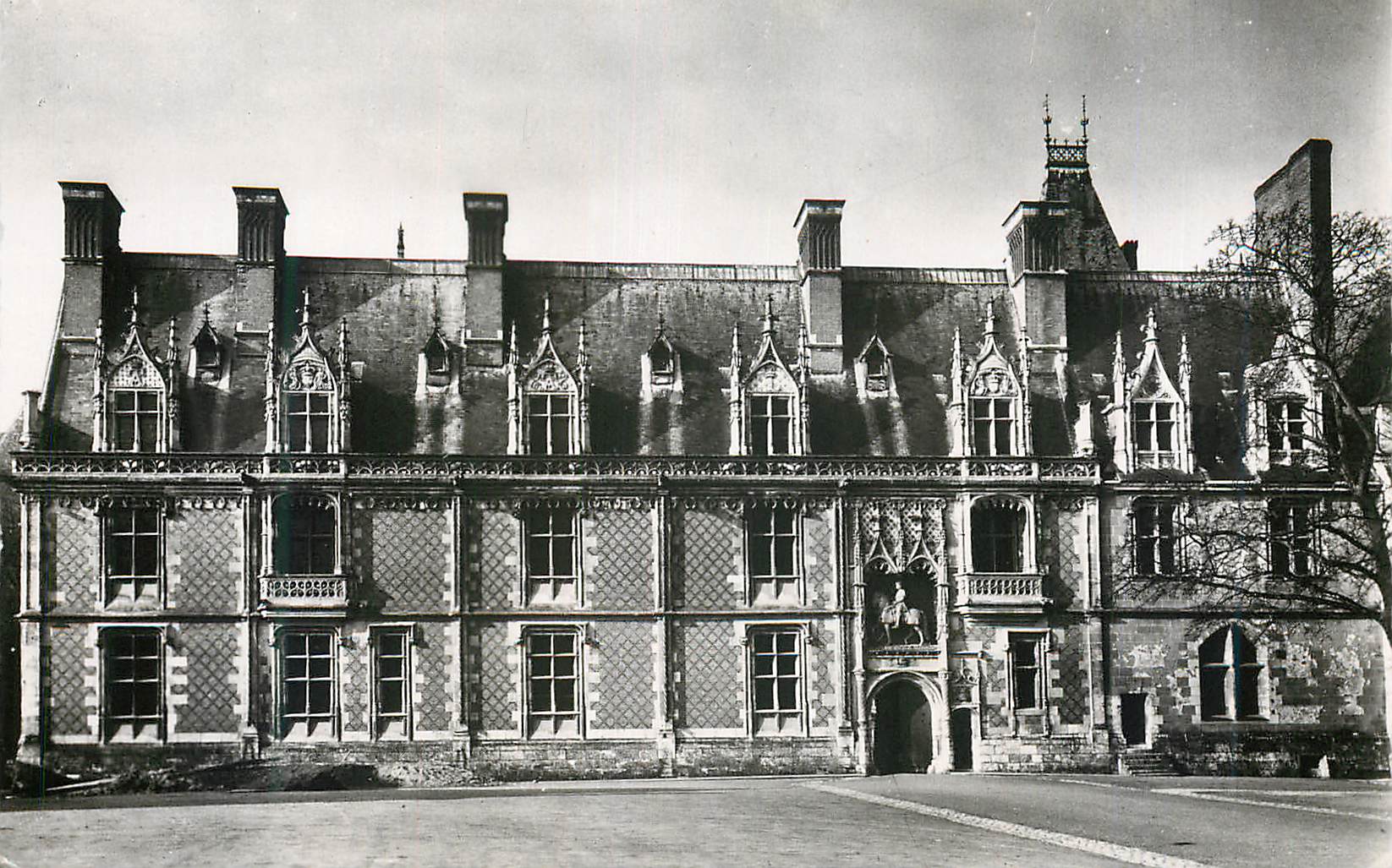 CPM Le Chateau de Blois La Facade Louis xii et l Entree du Chateau