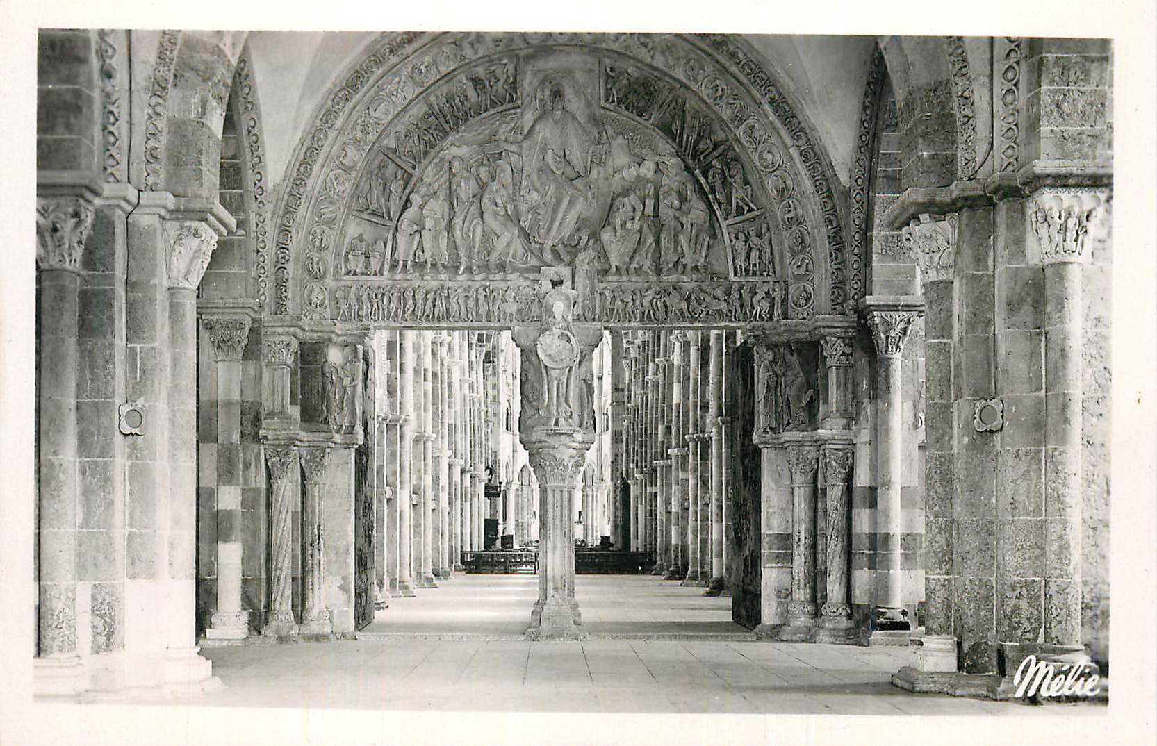 Intérieur de la cathédrale de Chartres — vue du portail et des colonnades — éditeur Mélie