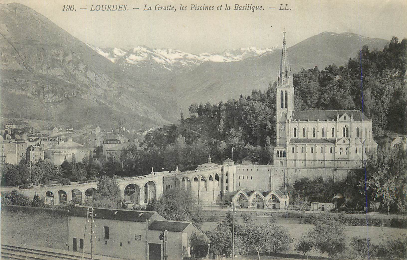 Lourdes — La Grotte, les Piscines et la Basilique — LL.