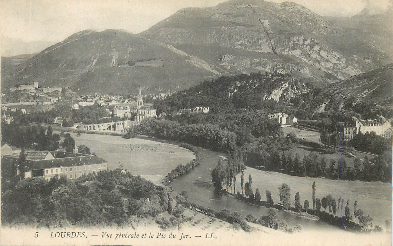 CPA Lourdes Vue generale et le Pic du Jer
