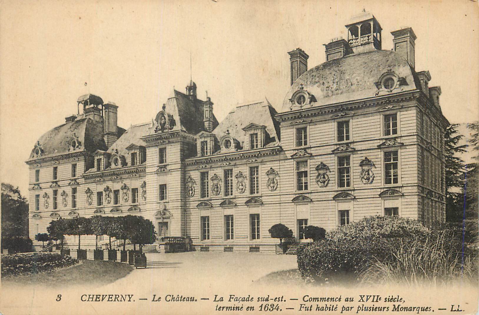 CPA Cheverny Le Chateau La Facade sud est Commence au xvii siecle