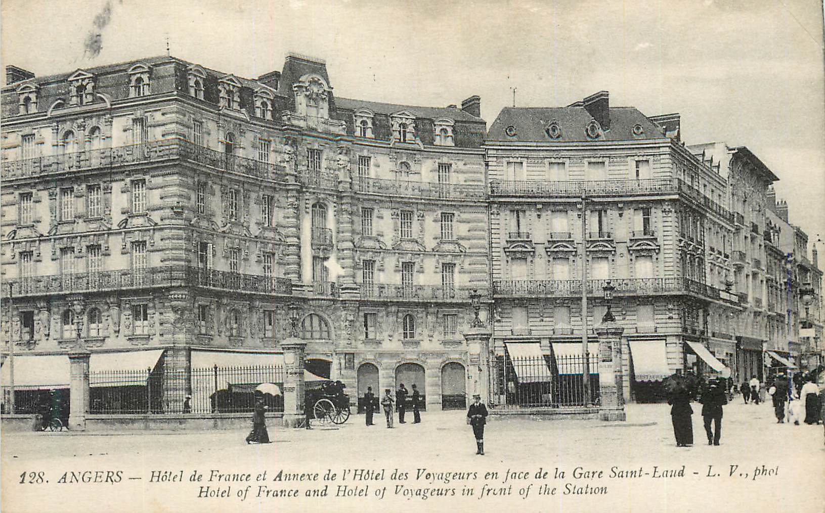 CPA Angers Hotel de France et Annexe de l Hotel des Voyageurs en face de la Gare Saint Land