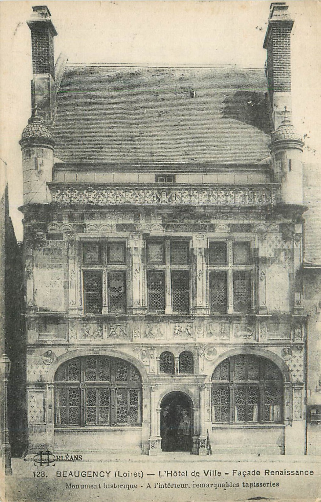 CPA Beaugency Loiret L Hotel de Ville Facade Renaissance Monument historique A l Interieur remarquables tapisseries