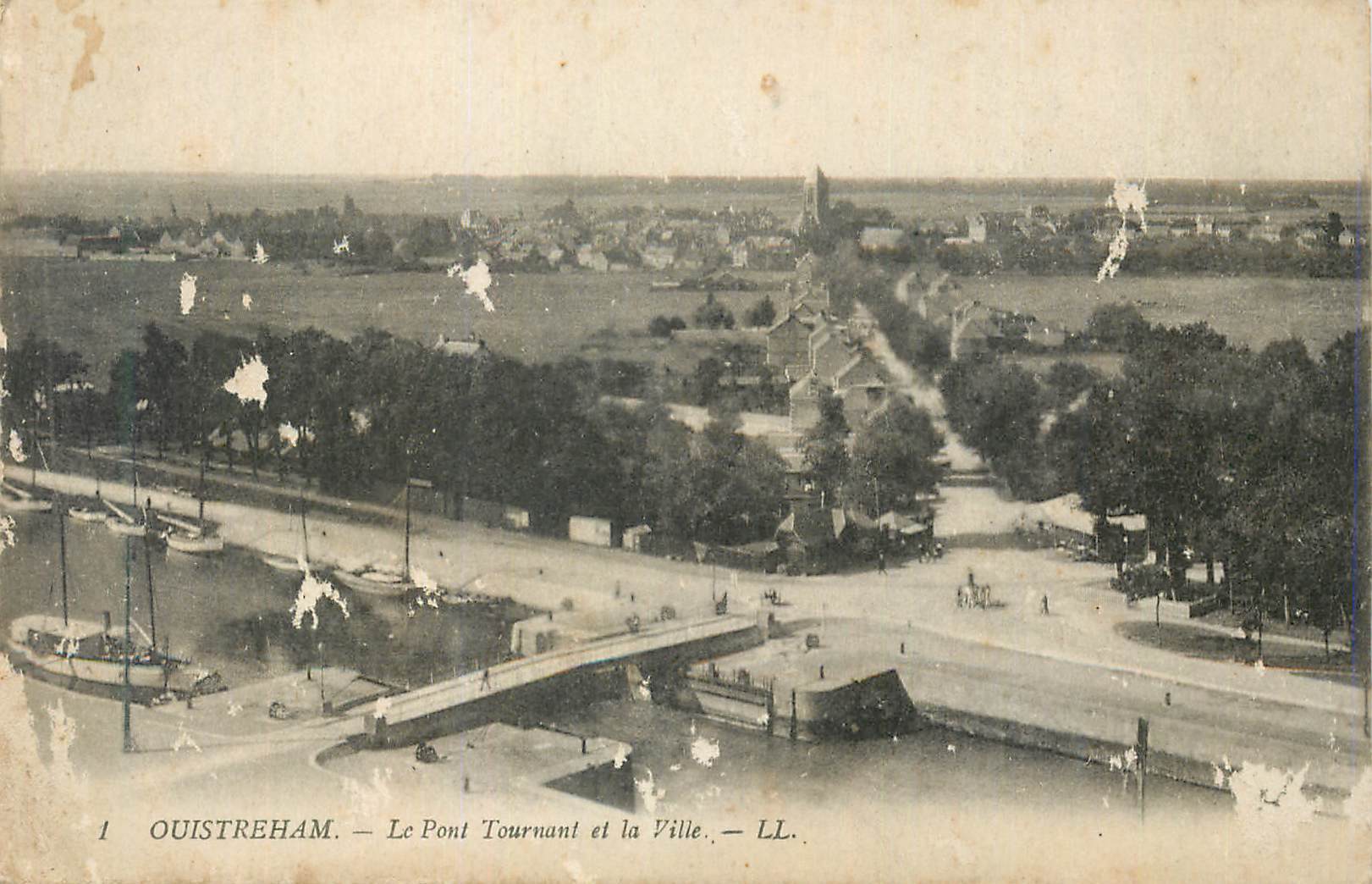 CPA Ouistreham Le Pont Tourmant et la Ville