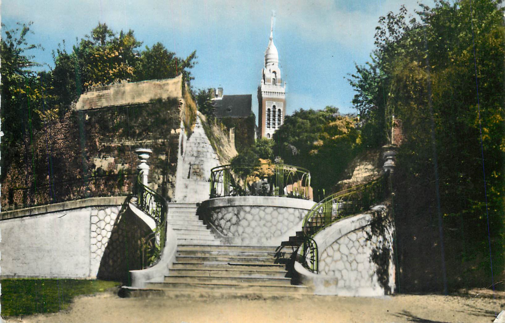 CPM Albert Somme Au Jardin public Le Grand Escalier La Basilique