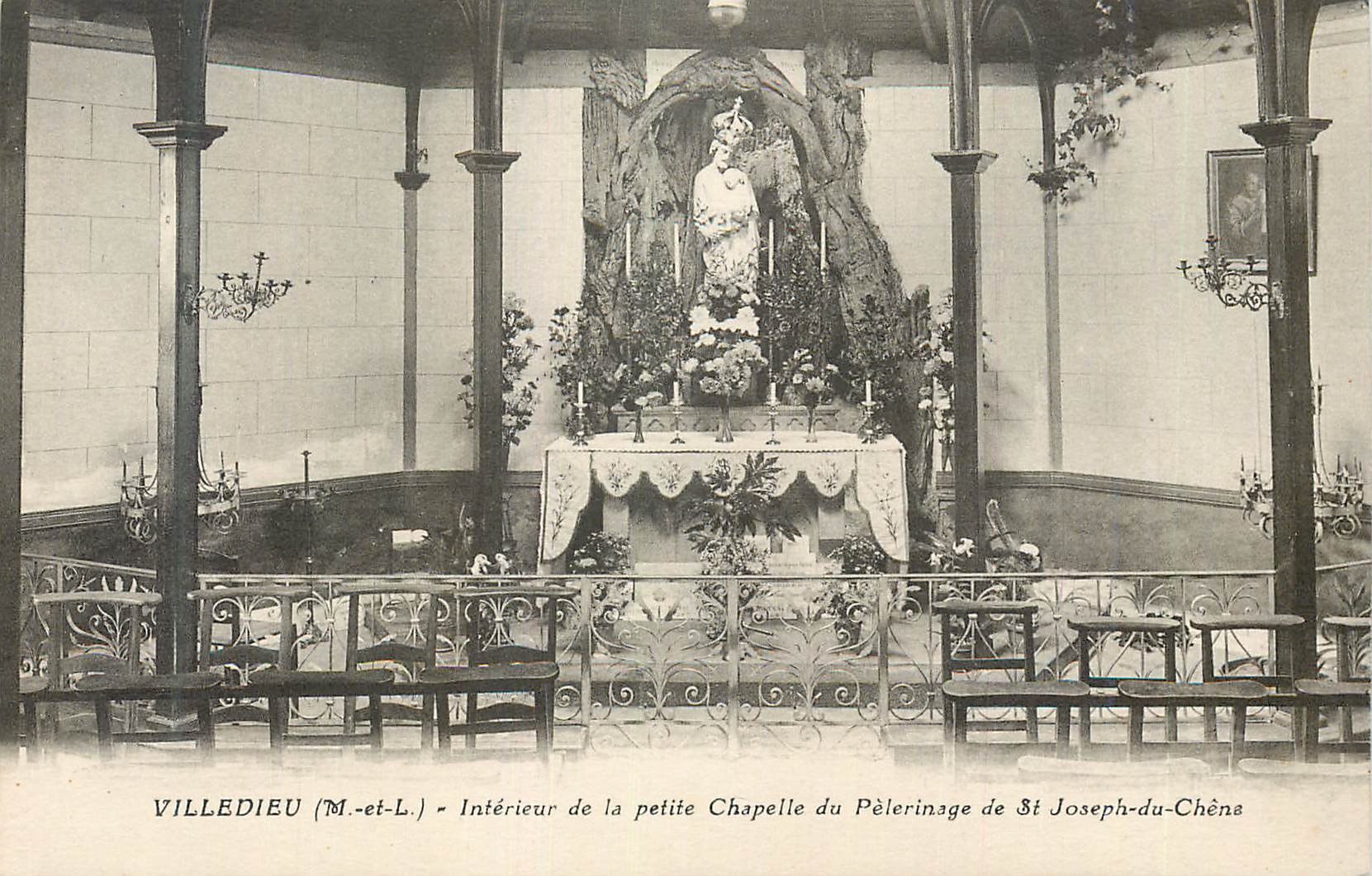 Villedieu (M.-et-L.) - Intérieur de la petite Chapelle du Pèlerinage de St Joseph-du-Chêne