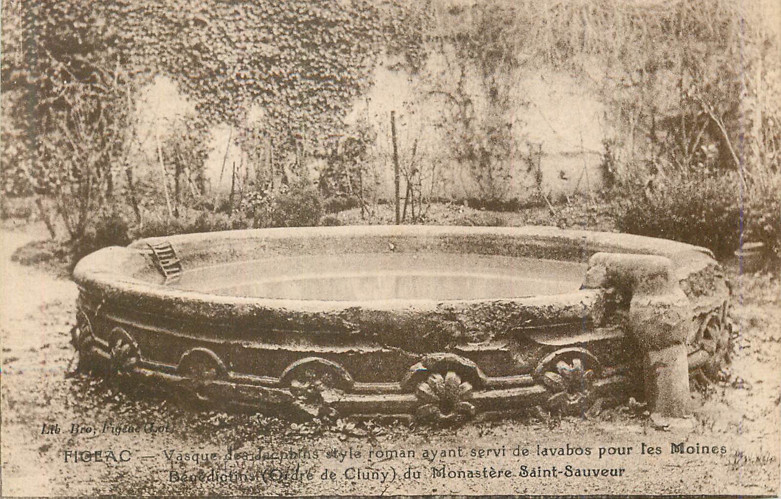 Figeac — Vasque des Jacobins style roman ayant servi de lavabos pour les Moines Benedictins (Ordre de Cluny) du Monastère Saint-Sauveur