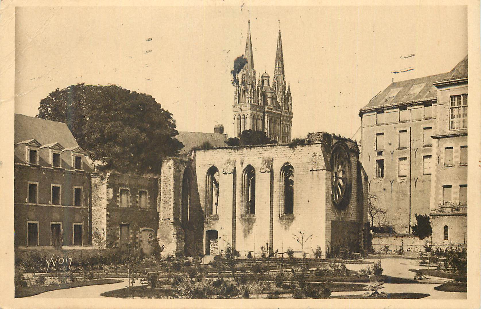 CPA La Douce France Angers Maine et Loire Les Ruines Toussant et la Cathedrale St Maurice
