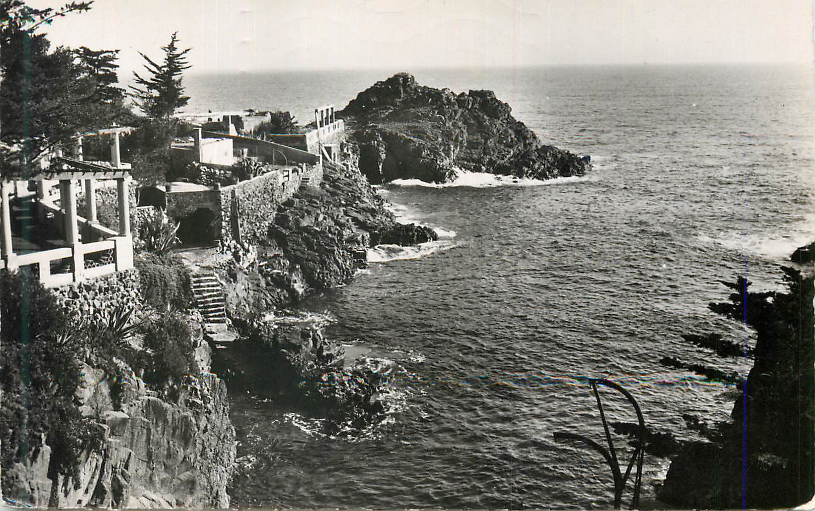 Vue de la côte — Rocher et escaliers — Éditeur non identifiable