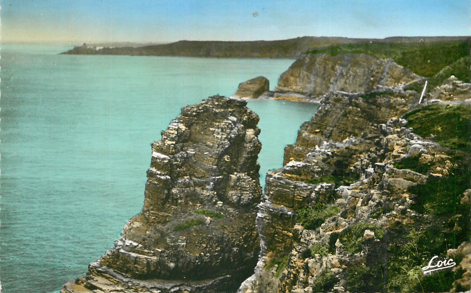 Côte rocheuse — vue de la mer — Loïc