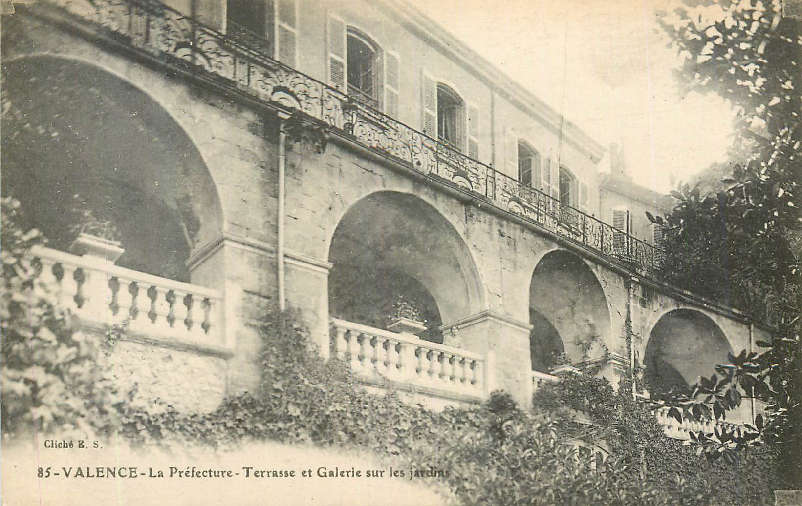 Valence - La Préfecture - Terrasse et Galerie sur les jardins — Cliché B. S.