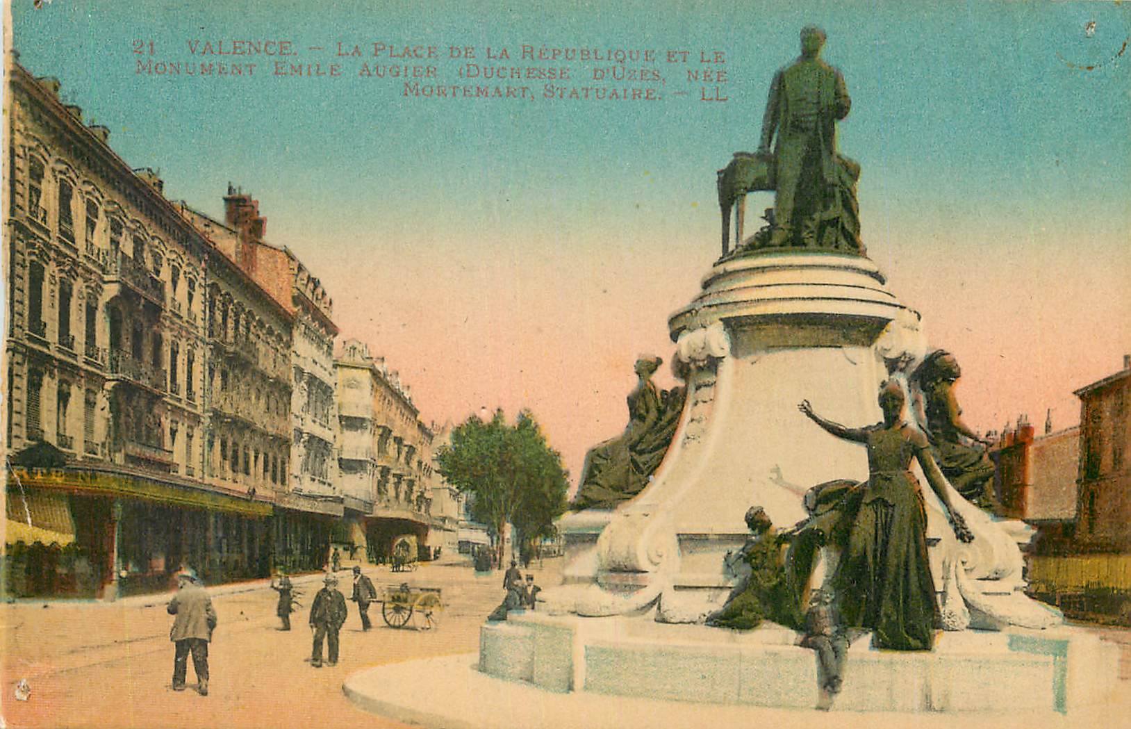 CPA Valence La Place de la Republique et le Monument Emile Augier Duchesse