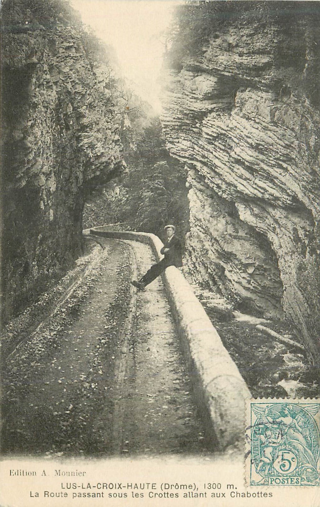CPA Lus La Croix Haute Drome La Route passant sous les Crottes allant aux chabottes