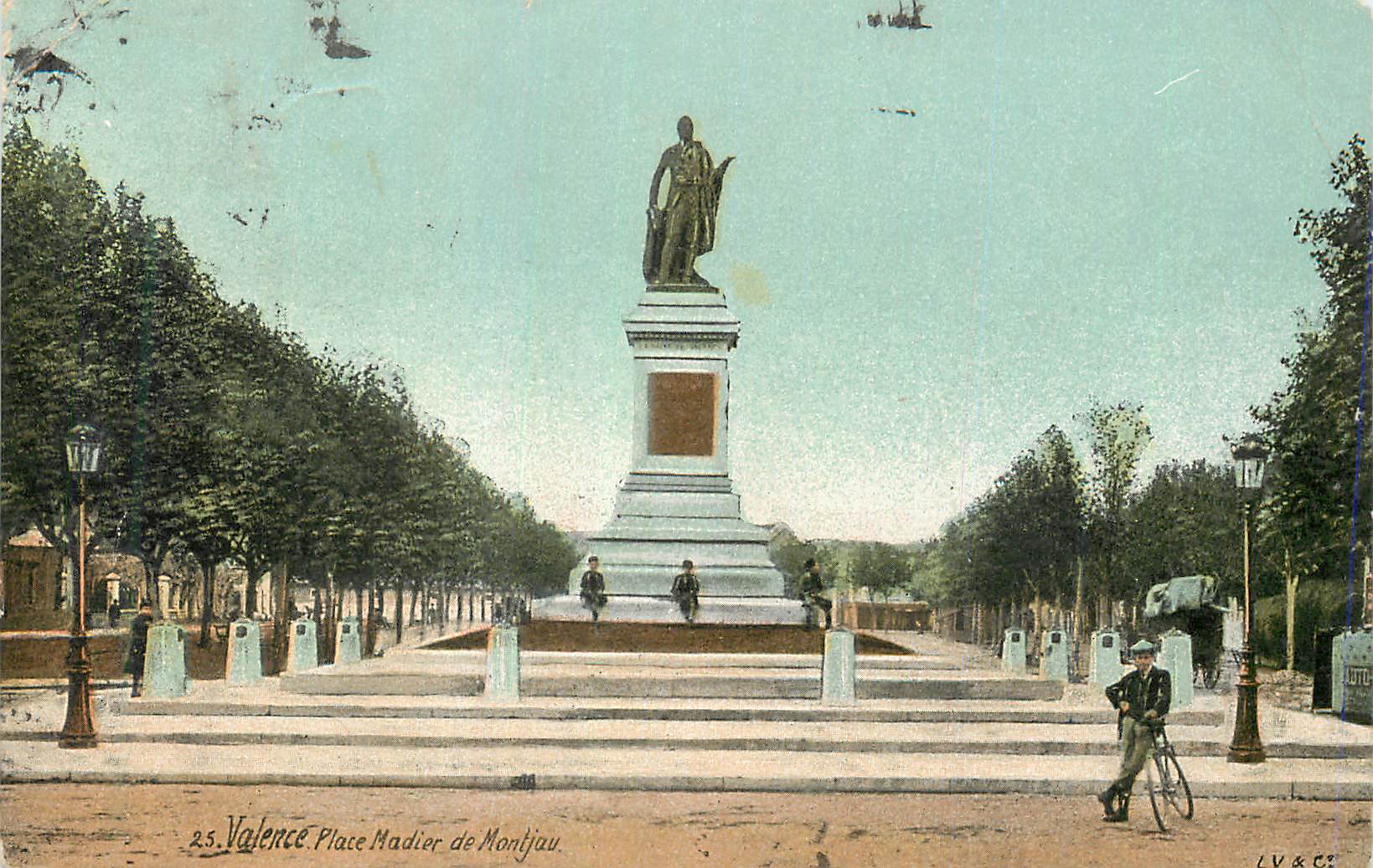 Valence - Place Madier de Montjau — Monument à un homme en tenue militaire — LV & Cie, n°25