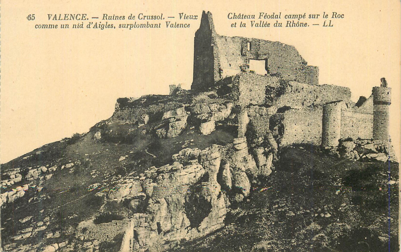 CPA Valence Ruines de Crussol Vieux Chateau Feodal campe sur le Roc comem un nid d Aigles surplombant Valence et la Vall