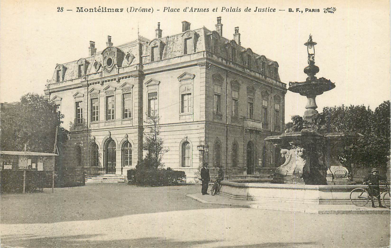 Montélimar (Drôme) — Place d'Armes et Palais de Justice — B.F., Paris