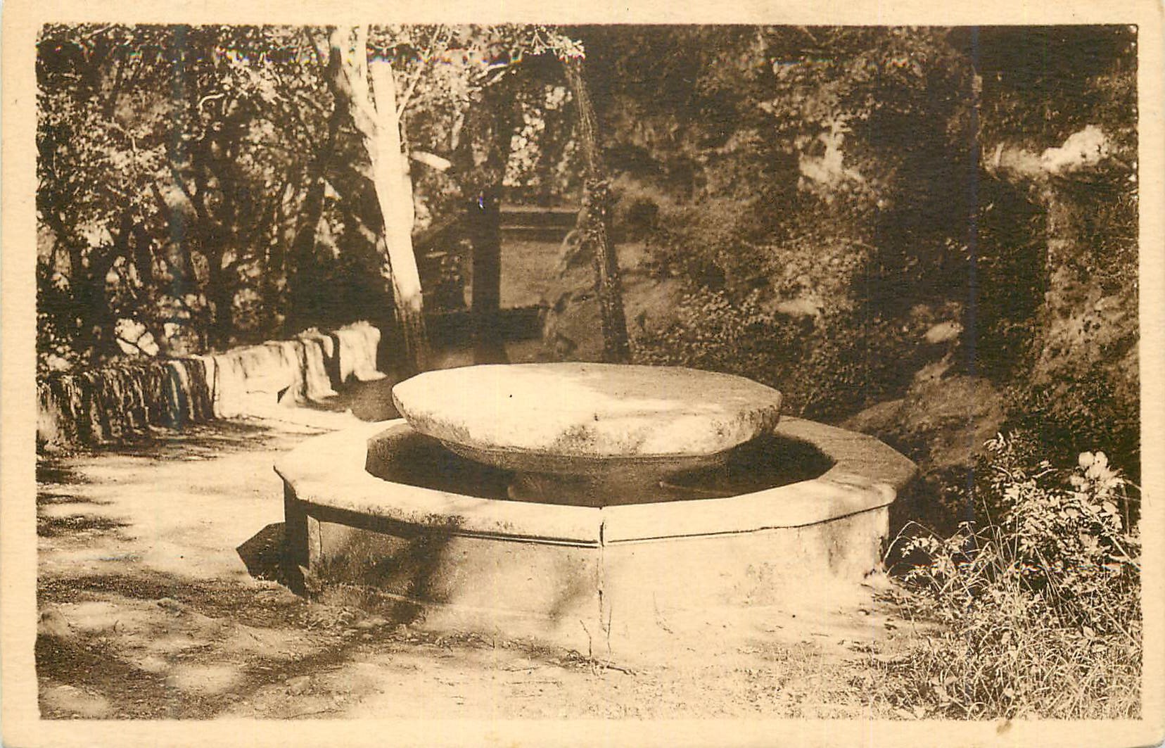 Fontaine à pierre — parc ou jardin — éditeur non identifiable