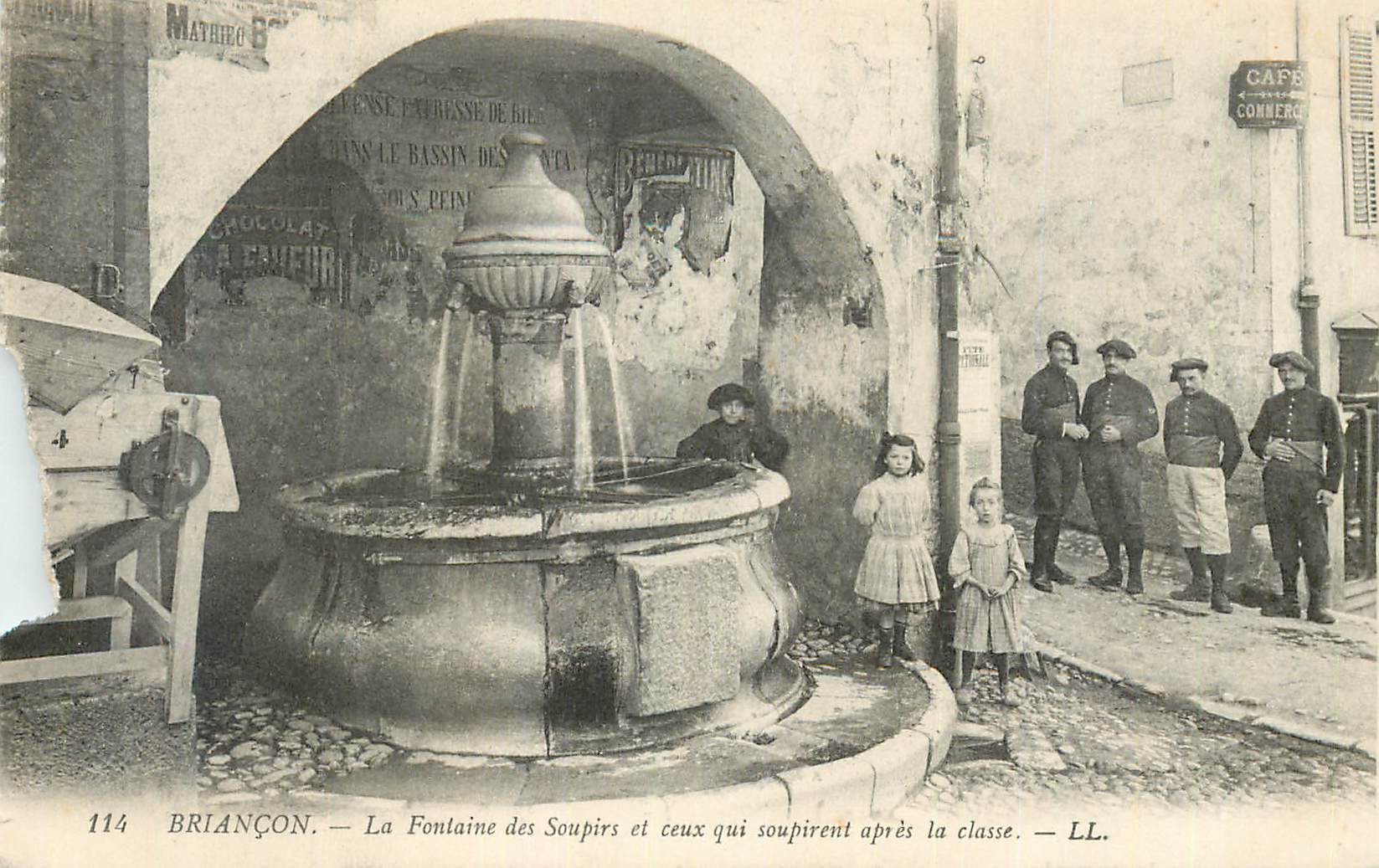 CPA Briancon La Fontaine des Soupirs et ceux qui soupirent apres la classe Enfants Militaria