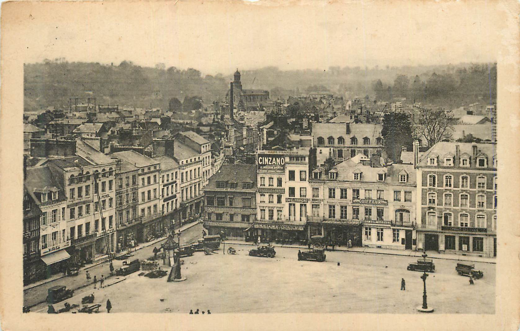 Place centrale de Cambrai — vue aérienne — éditeur inconnu