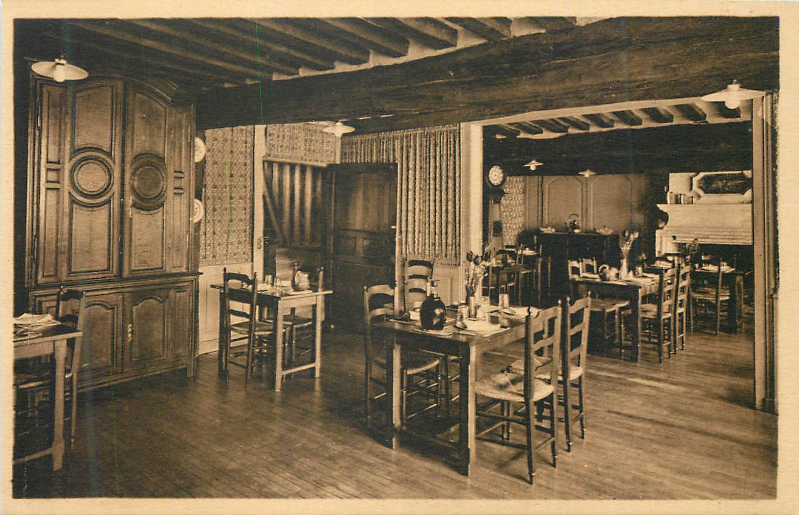 Salle à manger — intérieur rustique — éditeur non visible