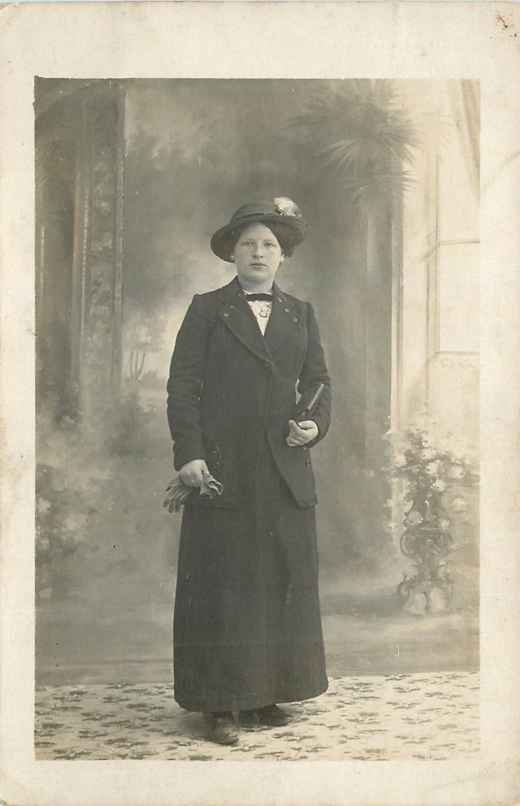 Mujer en traje de época — estudio — editor no visible