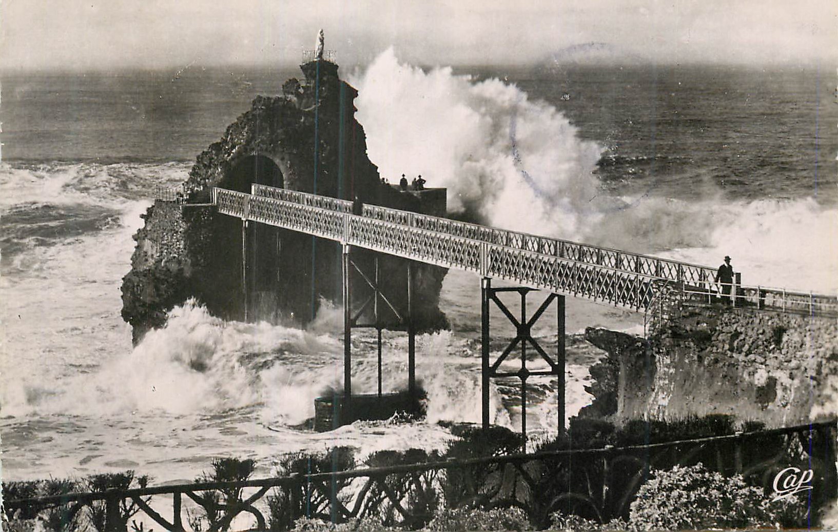 CPM Biarritz La Tempete au Rocher de la Vierge