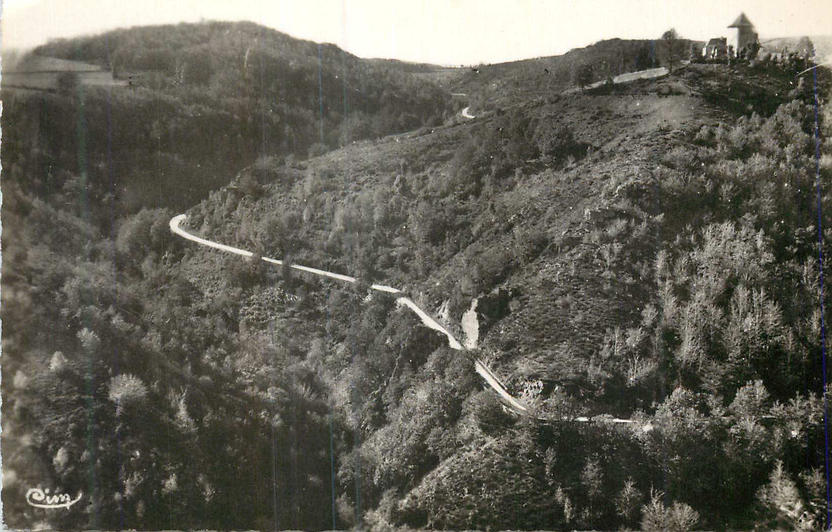 CPM Chaudes Aigues Cantal La Route de Laguioie Le Chateau de Couffour et le Rocher de Gibraltar