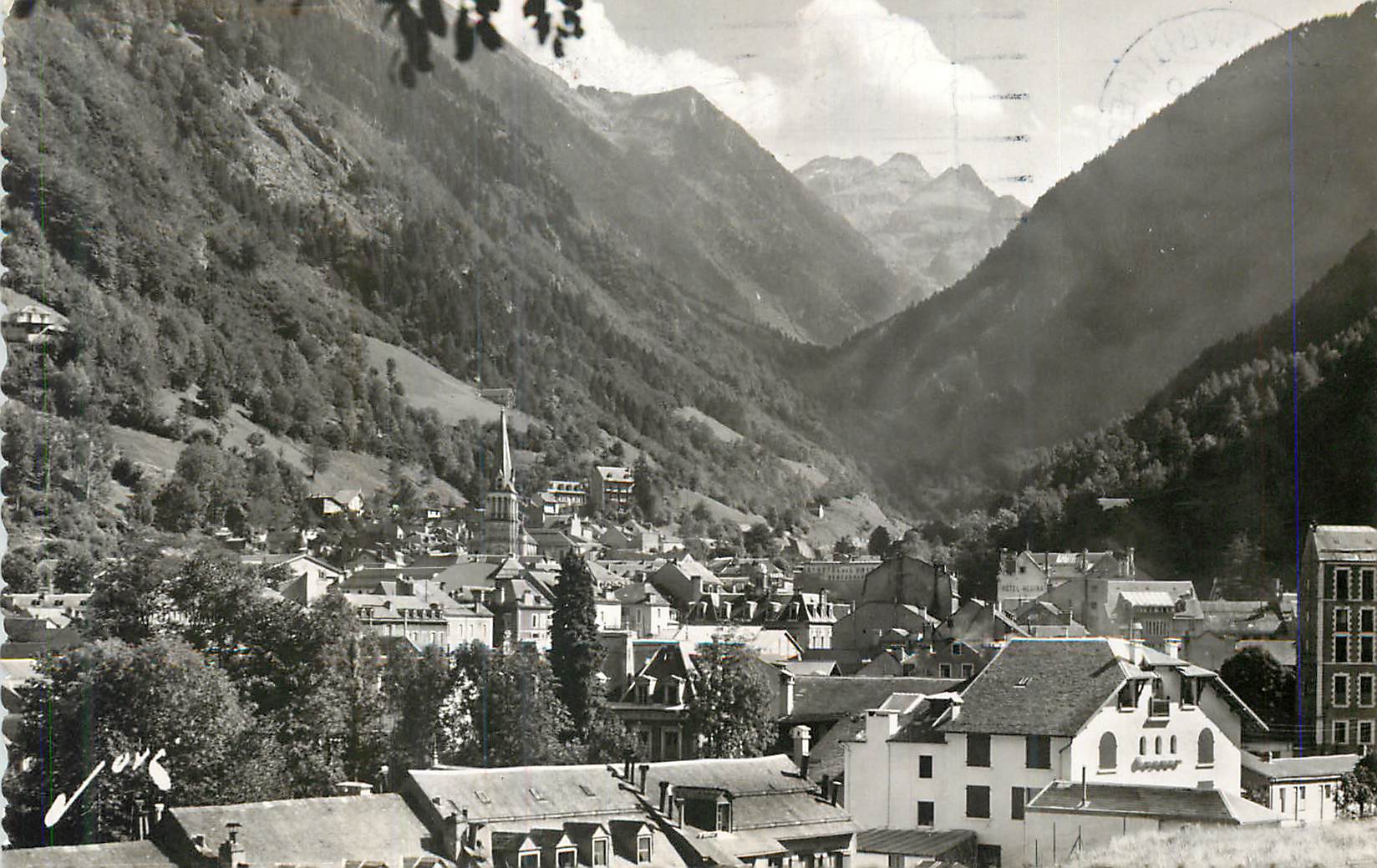 Village alpin encaissé — vue panoramique — éditeur non identifiable