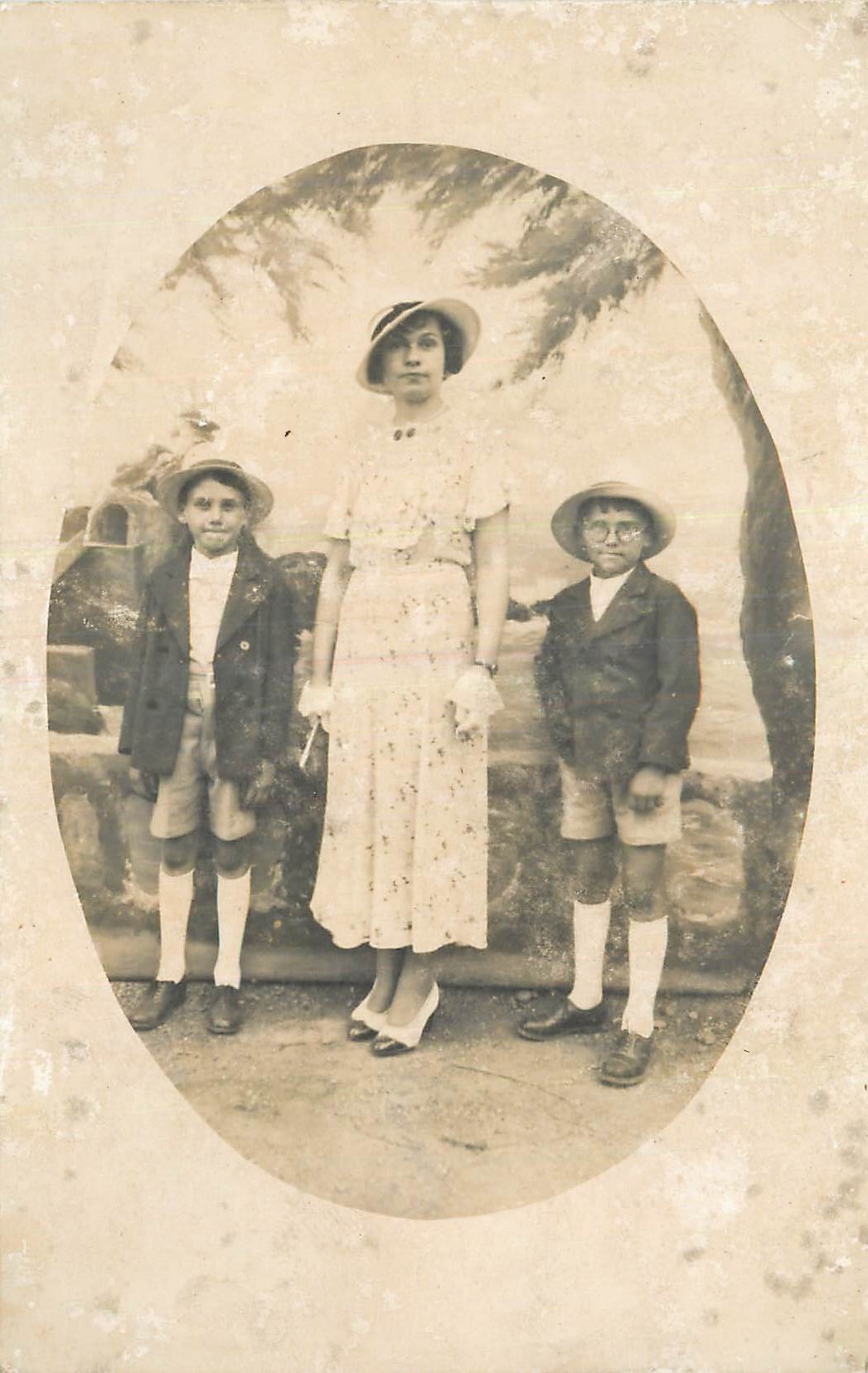 Famille — trois enfants et une femme — photographie en noir et blanc
