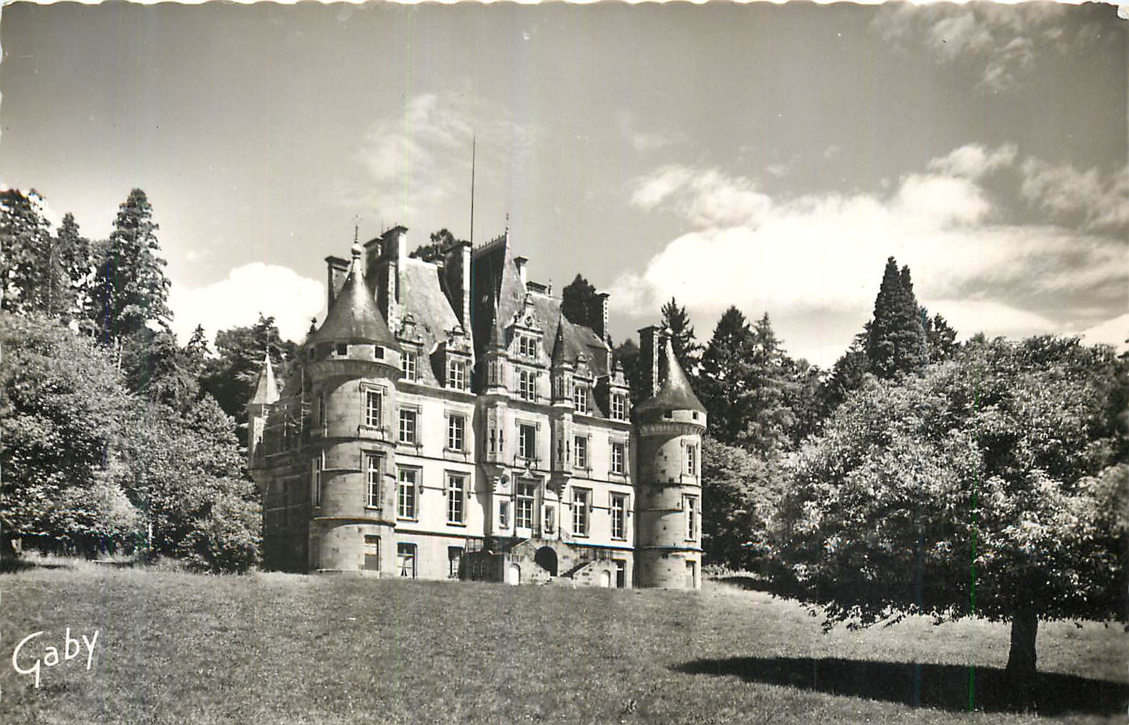 CPM Station Thermale de Bagnoles de l Orne Orne Tesse la Madeleine Le Chateau