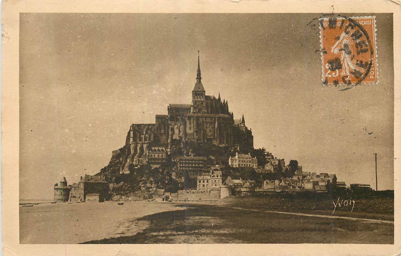CPA La Douce France Mont Saint Michel Vue generale de Mont a l arrivee