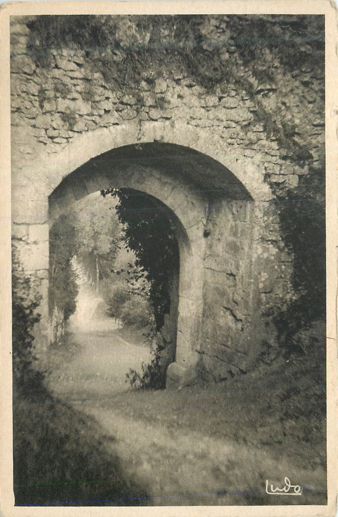 Porte d'entrée du château de Ludo — Ludo — signature visible