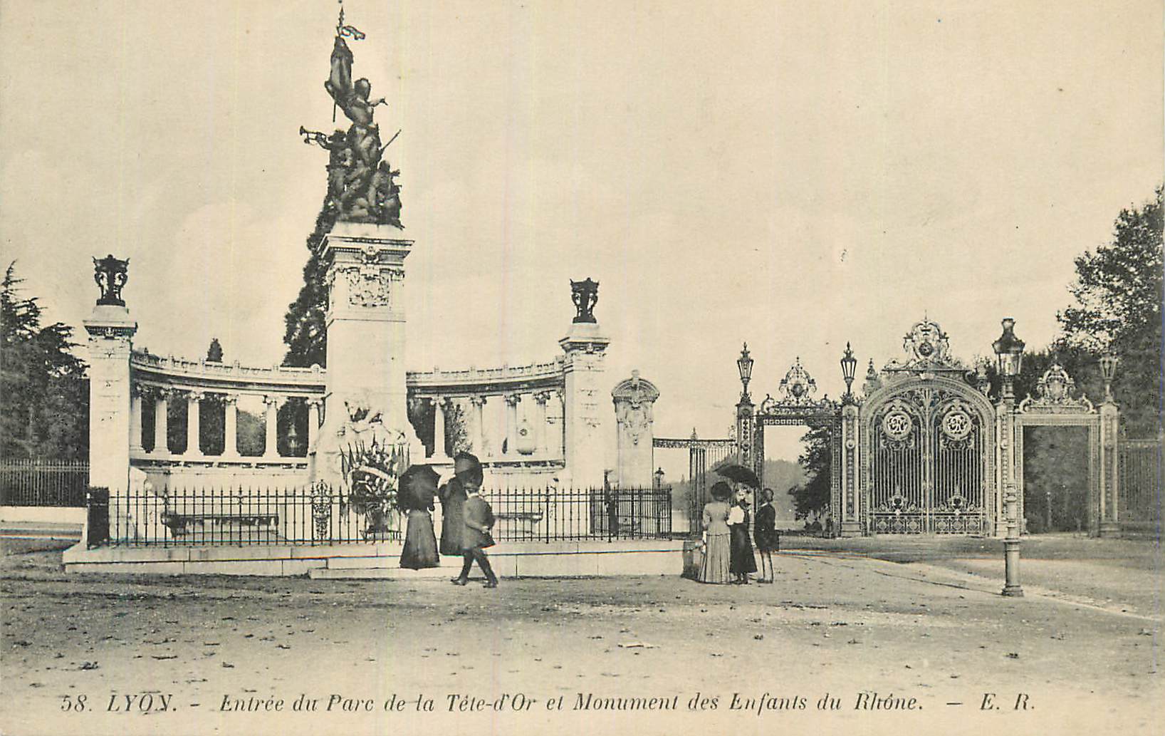 CPA Lyon Entree du Parc de la Tete d Or et Monument des Enfants du Rhone