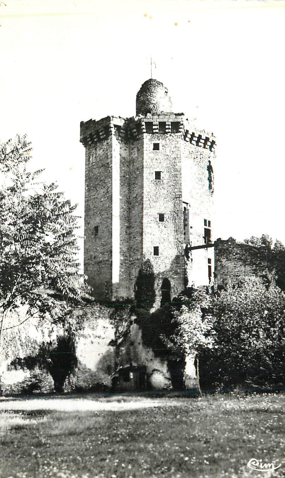 Tour du château de Montfaucon-dArgonne — éditeur Cim, n° de série non visible