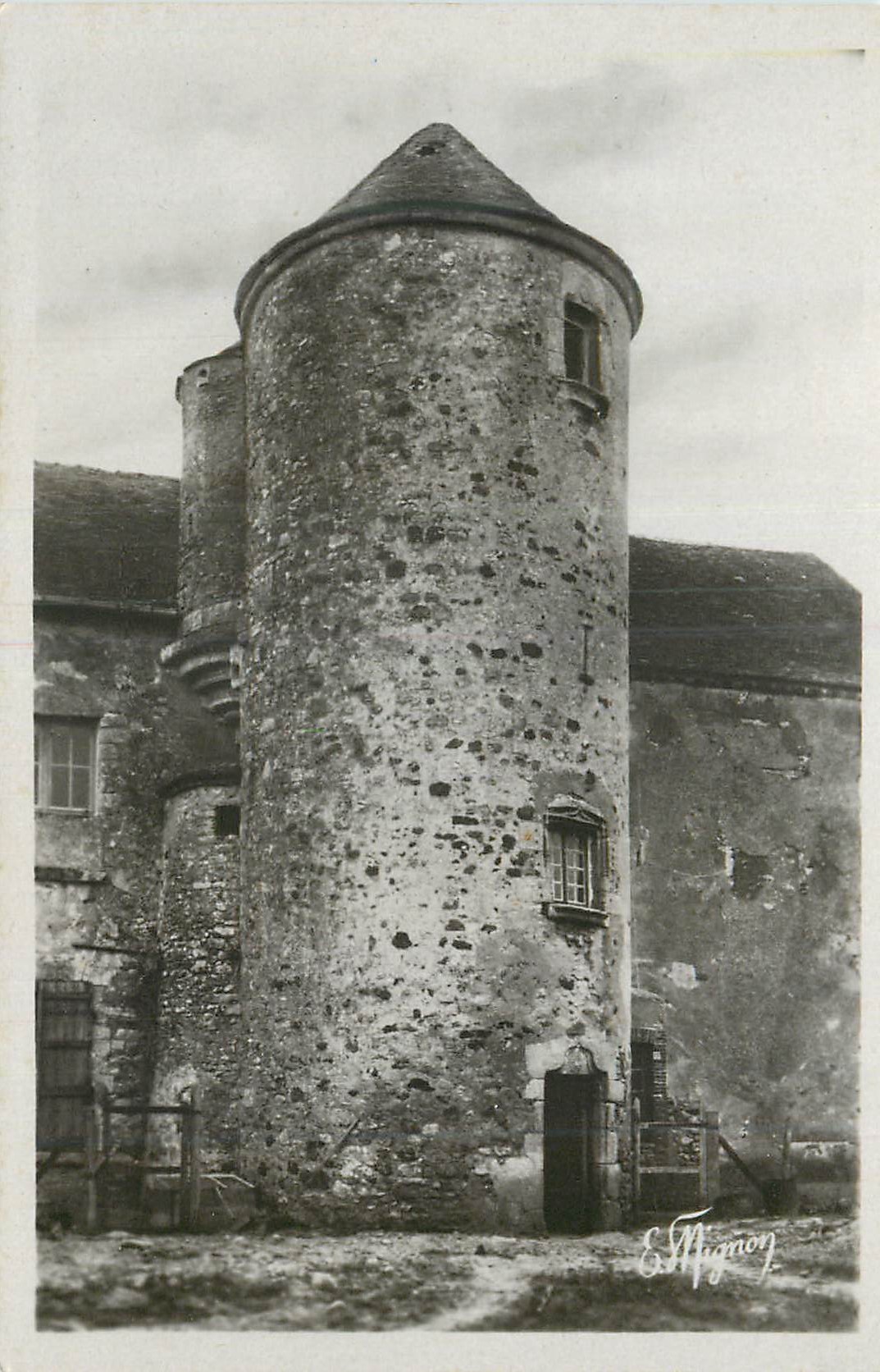 Château de la Motte — Tour ronde en pierre — E. Mignon