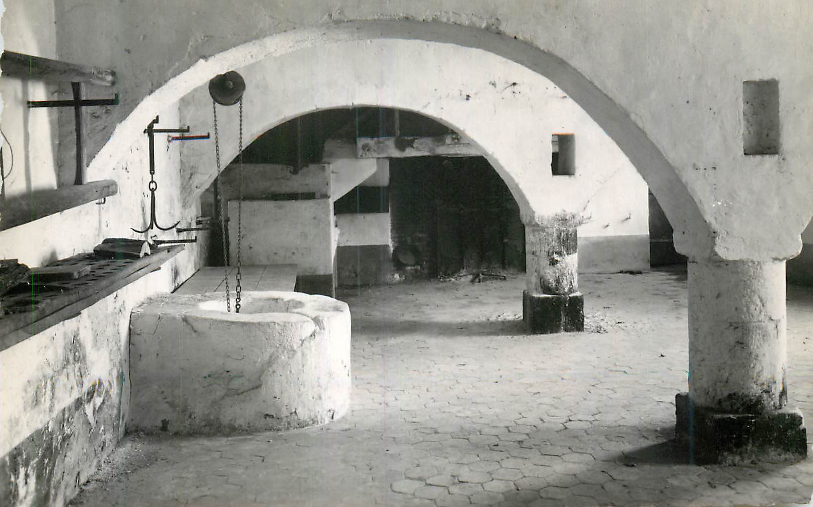 CPM Bouville S et O Chateau de Farcheville xiii Siecle La salle des gardes