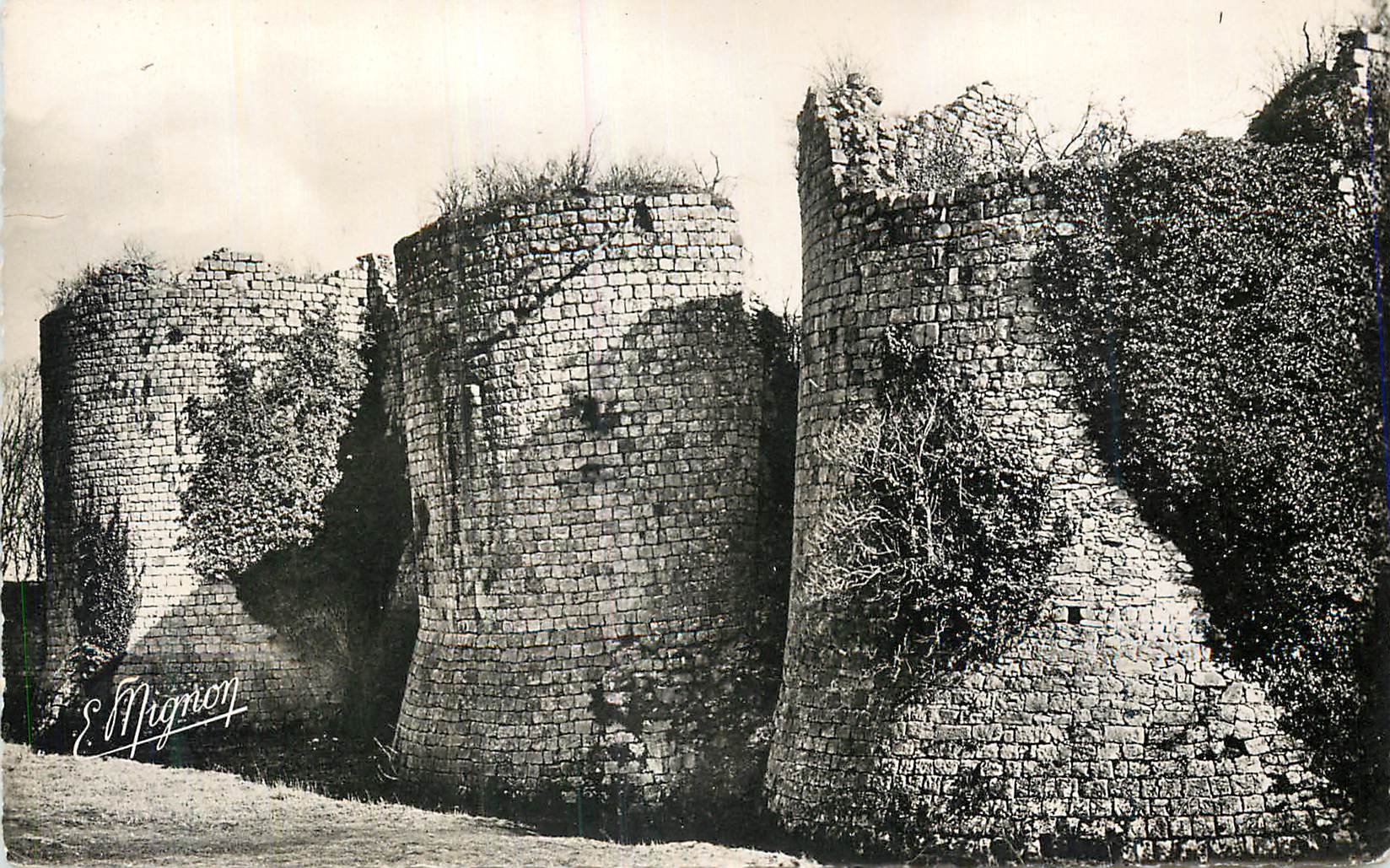 Château de Mignion — ruines de tours rondes — E. Mignion