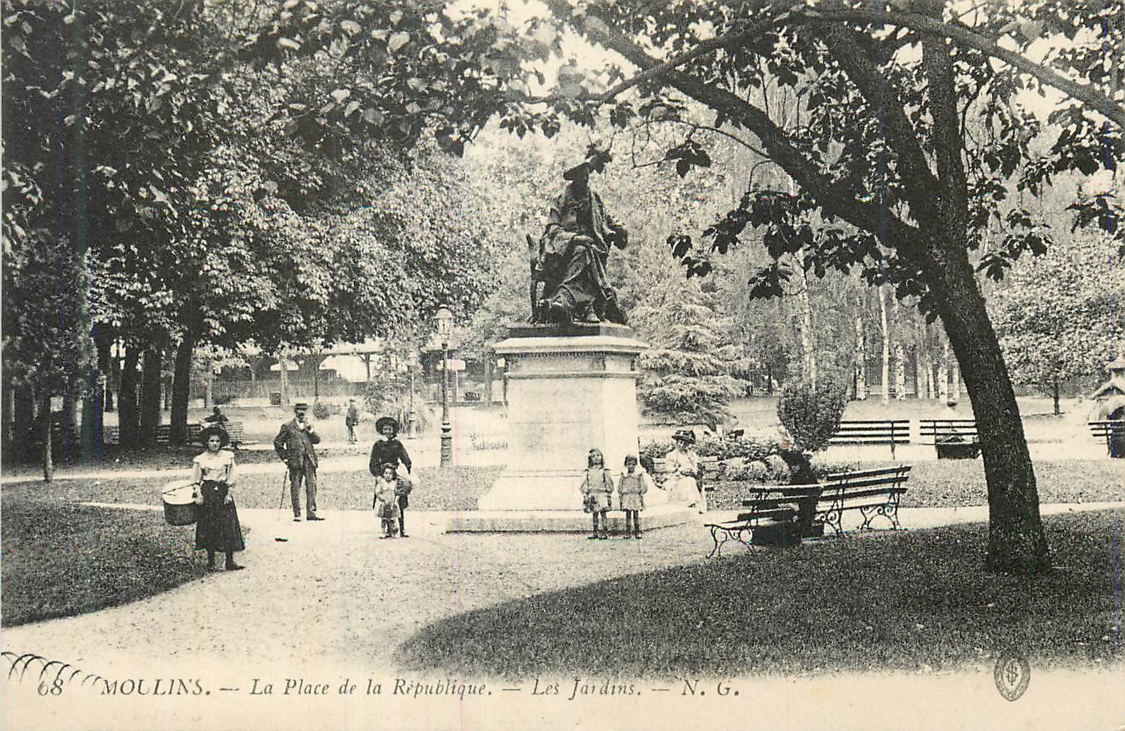 CPA Moulins La Place de la Republique Les Jardins