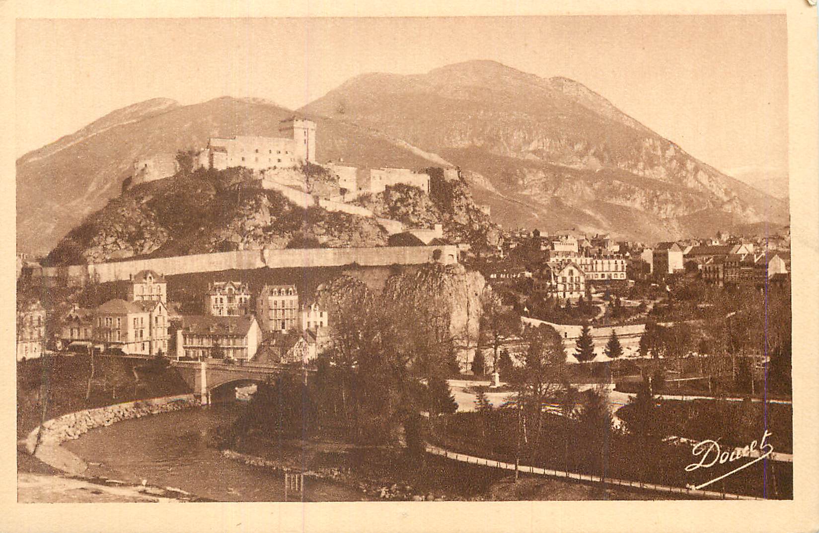 CPA Lourdes Le Chateau Fort et le Gave de Pau