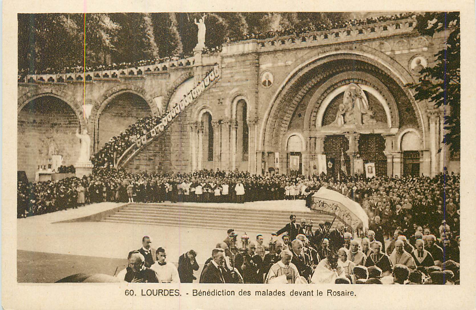 CPA Lourdes Benediction des Malades devant le Rosaire