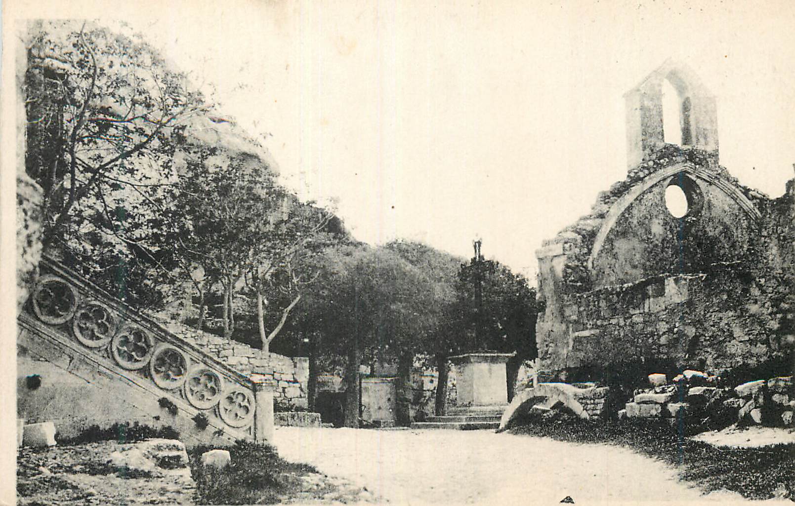 CPA Les Baux Place de l Eglise et Chapelle des Penitents blancs xvi siecle